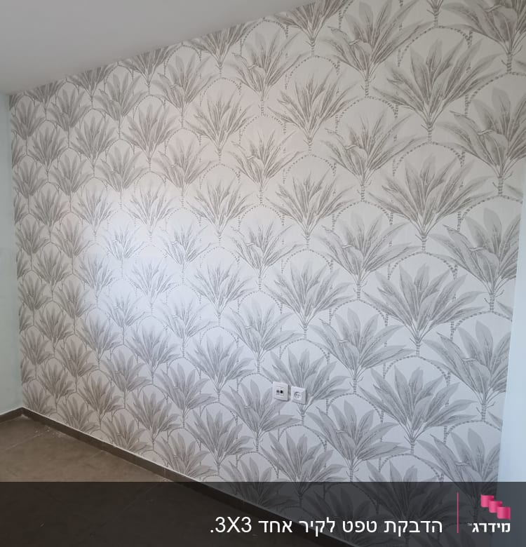 קיר עם טפט דוגמת עלים אפורים